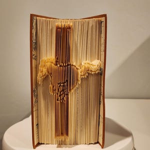 Arte de libro plegable/cortado con el logotipo de Ford Mustang: regalos para amantes de los libros, obsequios únicos, esculturas de libros, reciclaje, cumpleaños, bodas, aniversarios, automóviles, Navidad