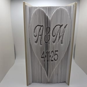 Arte de libro plegable personalizado, con iniciales y/o fecha. ¡Un ejemplar único, hecho especialmente para ti! Perfecto para parejas, bodas y aniversarios.