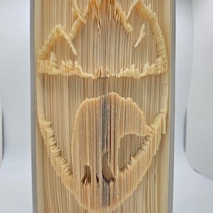 Libro plegable y recortable con paisaje de oso y montañas: regalos para amantes de los libros, regalo único, escultura de libro, reciclaje, cumpleaños, escultura 3D, aire libre, animal