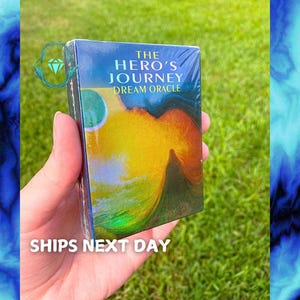Oráculo dos Sonhos da Jornada do Herói | Interpretação de Sonhos e Transformação Pessoal | Baralho de 52 cartas para o Despertar Espiritual. Ideias de presentes exclusivas.