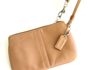 vintage Coach tan leather wristlet  ...  beige leather purse  ...  wallet  ...  compact zip  clutch
