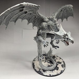 Gargantuan White Dragon, Pro Painted, Pathfinder, Wizkids