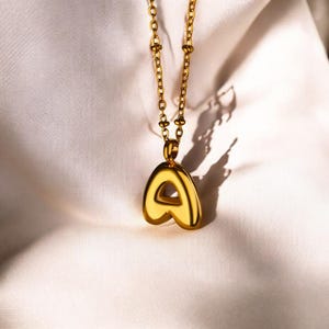 Collar con inicial de oro: colgante circular de acero inoxidable resistente al agua, joya estética con alfabeto para mujer.