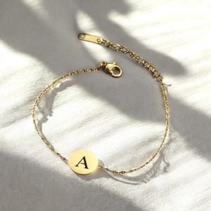 Pulsera con 26 letras iniciales: pulsera de acero inoxidable con colgante redondo dorado para mujeres, niñas y niños, regalo de joyería personalizado