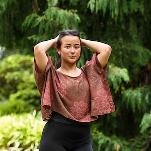Herfst crop top met blokprint, lichtgewicht katoenen zijden blouse, reisvriendelijke boho-top, Dabu handgeverfd shirt - herfstbries crop top
