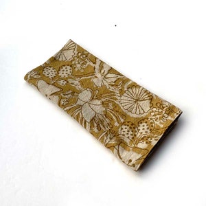 Goldgelbe Servietten, Leinen Tischdekoration, Bio-Baumwollbettwäsche, Ichcha Textilien, Handbedruckte Servietten mit Blumen - HOPE muster 43 cm