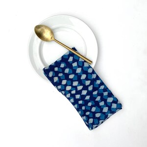 Mantelería azul y blanca / Estampado geométrico / Algodón orgánico / Tinte vegetal índigo / Decoración de mesa para bodas - KARMA
