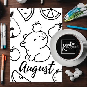 Op de afbeelding: Zwart-wit illustratie van een beer met een appel op zijn hoofd, omringd door fruit. Het woord "August" staat eronder. Een kopje koffie met de tekst "Kinda Progress" staat rechts.