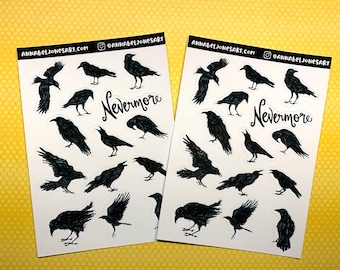 Puede incluir: Dos hojas de pegatinas con ilustraciones de silueta negra de cuervos en varias poses. El texto "Nevermore" está escrito en una fuente estilizada en cada hoja.