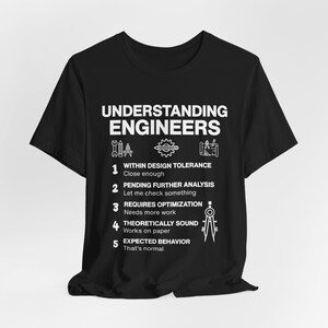 Może przedstawiać: Czarna koszulka z białym tekstem i grafiką. Tekst brzmi "UNDERSTANDING ENGINEERS" z listą zwrotów i ikon związanych z inżynierią. Koszulka ma okrągły dekolt.