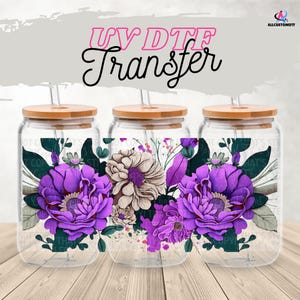 Uitdagend paarse bloemen 16 oz glazen blikverpakking | UV-DTF-bekerverpakking met optioneel deksel | Grootbloemige bloem esthetiek | Modern botanisch drinkgerei