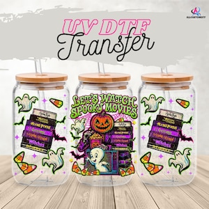 Puede incluir: Vasos de vidrio transparente para bebidas con tapas y pajitas de bamb&uacute;. Cada vaso presenta un dise&ntilde;o tem&aacute;tico de Halloween con fantasmas, caramelos de ma&iacute;z y el texto "Let's Watch Spooky Movies". El dise&ntilde;o incluye una calabaza y Casper.