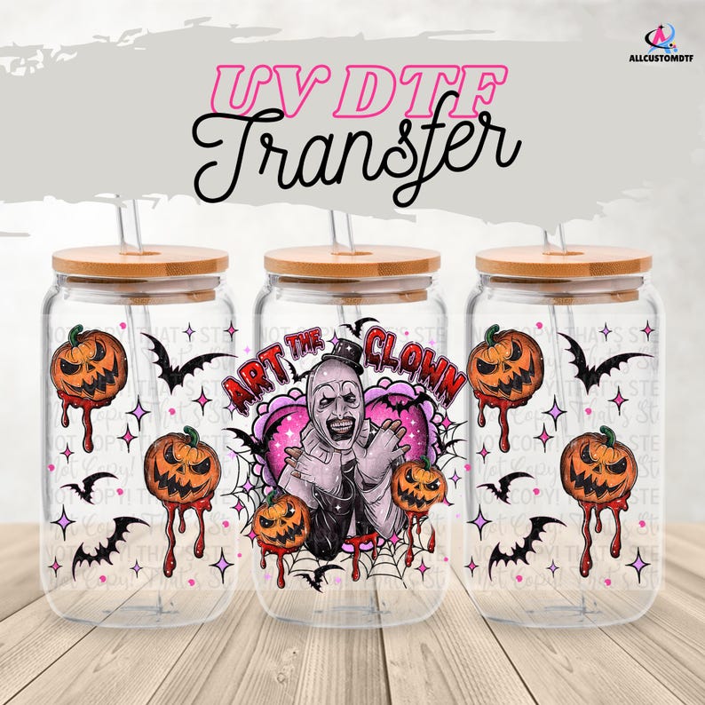 K&ouml;nnte beinhalten: Transparente Glas-Getr&auml;nkebecher mit Bambusdeckeln und Strohhalmen. Jeder Becher hat ein Halloween-Design mit K&uuml;rbissen, Flederm&auml;usen und dem Text "Art the Clown". Der Text "UV DTF Transfer" befindet sich oben.