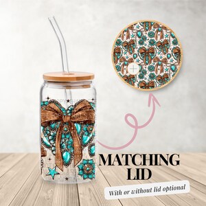 Puede incluir: Un vaso de vidrio transparente con una tapa de madera marr&oacute;n y una pajita. El vaso tiene un dise&ntilde;o turquesa y marr&oacute;n con un patr&oacute;n en forma de coraz&oacute;n y estrellas. La tapa tiene un dise&ntilde;o a juego. Tapa a juego con o sin tapa opcional.
