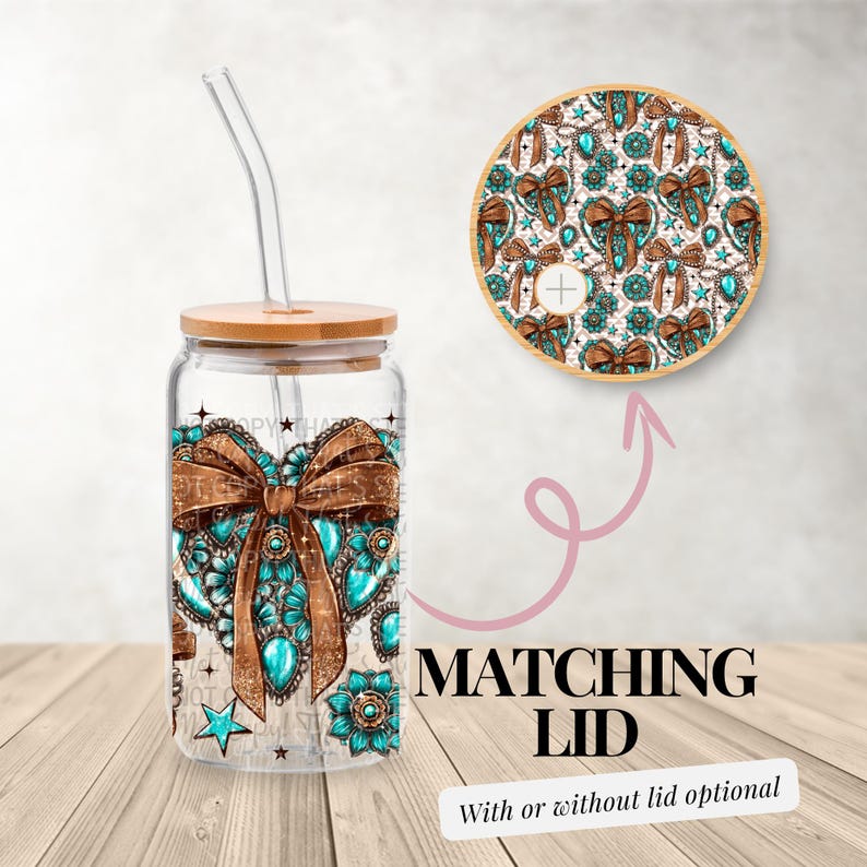 Puede incluir: Un vaso de vidrio transparente con una tapa de madera marr&oacute;n y una pajita. El vaso tiene un dise&ntilde;o turquesa y marr&oacute;n con un patr&oacute;n en forma de coraz&oacute;n y estrellas. La tapa tiene un dise&ntilde;o a juego. Tapa a juego con o sin tapa opcional.