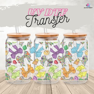 Latas coloridas de vidro de 16 oz | Envoltório de tampa combinando opcional | Envoltório de copo fofo para copos frios | Decalque de copo UV DTF com laço brilhante | Laços Coquette