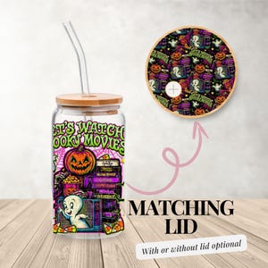 Puede incluir: Un vaso de vidrio transparente con tapa y pajita de bamb&uacute;, con un dise&ntilde;o tem&aacute;tico de Halloween. El dise&ntilde;o incluye una calabaza, un fantasma y el texto "Let's Watch Spooky Movies". Tambi&eacute;n se muestra una tapa a juego con un patr&oacute;n similar.