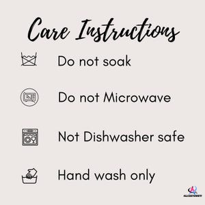 K&ouml;nnte beinhalten: Cremefarbene Grafik mit den Worten "Care Instructions" in schwarzer Schrift. Darunter stehen "Do not soak", "Do not Microwave", "Not Dishwasher safe" und "Hand wash only."
