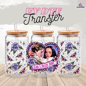Può includere: Tre bicchieri di vetro trasparenti con coperchi in bambù e cannucce. Ogni bicchiere presenta un cuore rosa con una coppia al suo interno, circondato da fiori e stelle viola e rosa. Il testo "Can I Keep You" è scritto sullo striscione sotto la coppia.