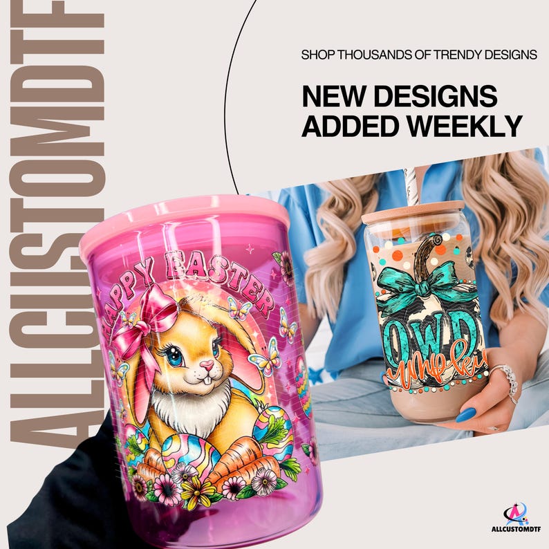 K&ouml;nnte beinhalten: Rosafarbener Becher mit einem "Happy Easter"-Design mit einem Hasen, Karotten und Eiern. Ein Glas mit einem K&uuml;rbis-Design ist ebenfalls zu sehen. Der Text lautet "Shop Thousands of Trendy Designs" und "New Designs Added Weekly."