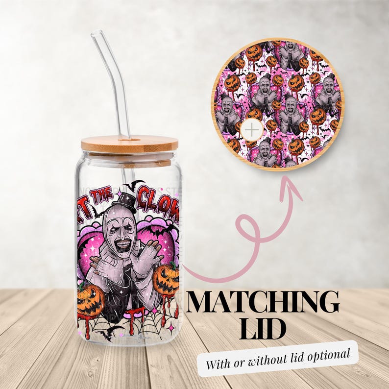 K&ouml;nnte beinhalten: Ein klares Glas mit Bambusdeckel und Strohhalm, mit einem Halloween-Motiv. Das Design umfasst einen gruseligen Clown, K&uuml;rbisse und den Text "IT THE CLOWN". Ein passender Deckel mit dem gleichen Muster wird ebenfalls gezeigt.