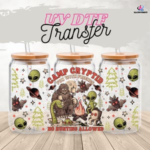 Envoltorio para lata de vidrio de 16 oz de Camp Cryptid / Envoltorio de tapa opcional / Envoltorio DTF UV espeluznante y adorable con Pie Grande, Hombre Polilla y más / Regalo para amantes de los Cryptid