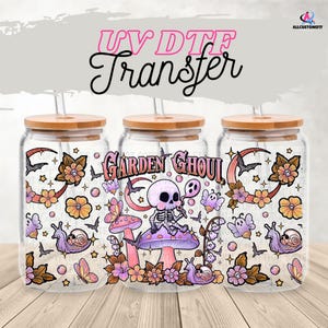 Garden Ghoul de 16 oz pour boîte de conserve en verre | Emballage UV DTF avec couvercle en option | Coupe champignon squelette gothique pastel | Verres mignons Spooky Cottagecore