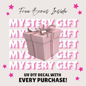 K&ouml;nnte beinhalten: Eine rosa Geschenkbox mit silbernem Band und Schleife, umgeben von den Worten "MYSTERY GIFT" in einem sich wiederholenden Muster. Der Text "Free Bonus Inside" und "UV DTF DECAL WITH EVERY PURCHASE!" sind ebenfalls zu sehen, sowie rosa Sterne.