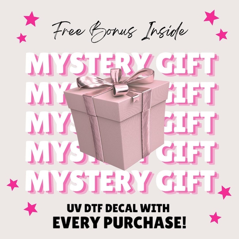K&ouml;nnte beinhalten: Eine rosa Geschenkbox mit silbernem Band und Schleife, umgeben von den Worten "MYSTERY GIFT" in einem sich wiederholenden Muster. Der Text "Free Bonus Inside" und "UV DTF DECAL WITH EVERY PURCHASE!" sind ebenfalls zu sehen, sowie rosa Sterne.