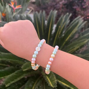Pastel Pearl Beaded Bracelet with Smile Face Emoji Charm, Cute Trendy Adjustable Jewelry for Teens, Fun Tween Gifts, Everyday Style Bracelet