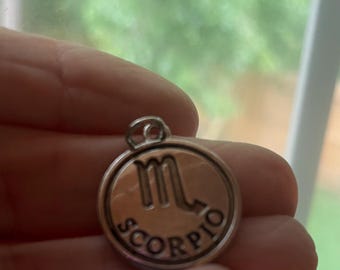 Bransoletka z zawieszkami ze znakiem zodiaku. Dostępna również jako naszyjnik.