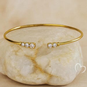 繊細な18金ゴールドフィルド - オープンカフブレスレット | 繊細な調節可能なCZバングル | 低刺激性、耐水性ジュエリー | キュービックジルコニアカフ