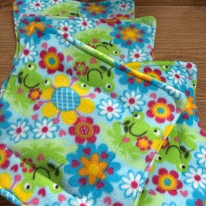 Set of 4 Absorbent Potty Pads, 12in sq, Eco Friendly, Reusable, Frogs with Flowers immagine 2