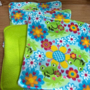 Set of 4 Absorbent Potty Pads, 12in sq, Eco Friendly, Reusable, Frogs with Flowers immagine 1