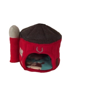 Op de afbeelding: Een rode pluche schuur met een grijs dak en silo. De schuur heeft een hoefijzervormige opening en een blauw en bruin interieur. De silo is grijs en rood.