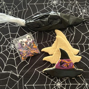 Halloween DIY Decorate Your Own Sugar Cookie Mini Kit, 3 Cookies – Witch Hat Design