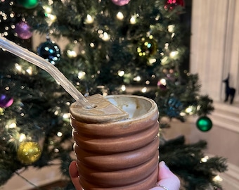 Vaso de cerámica con pajita