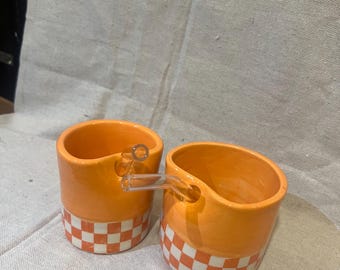 Taza de cerámica con pajita
