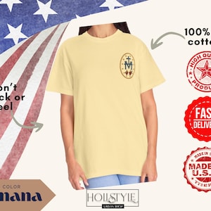 Pu&ograve; includere: Una maglietta giallo chiaro con un piccolo stemma sul petto. La maglietta &egrave; realizzata in 100% cotone americano e presenta la scritta "Won't Crack or Peel". Il colore &egrave; "banana". Il testo aggiuntivo include "High Quality Products", "Fast Delivery" e "Made in U.S.A."