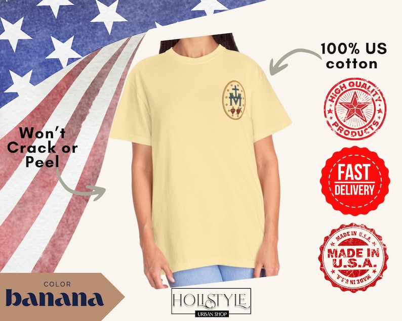 Pu&ograve; includere: Una maglietta giallo chiaro con un piccolo stemma sul petto. La maglietta &egrave; realizzata in 100% cotone americano e presenta la scritta "Won't Crack or Peel". Il colore &egrave; "banana". Il testo aggiuntivo include "High Quality Products", "Fast Delivery" e "Made in U.S.A."