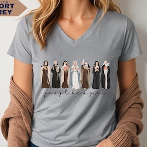 Op de afbeelding: Een set van drie keramische mokken met een gespikkelde, matte afwerking. De mokken zijn in de kleuren cr&egrave;me, lichtgrijs en donkergrijs. Elke mok heeft een eenvoudig, minimalistisch ontwerp en een afgerond handvat.