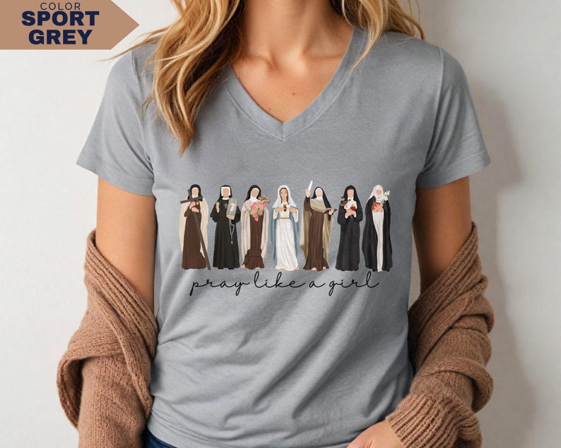 Op de afbeelding: Een set van drie keramische mokken met een gespikkelde, matte afwerking. De mokken zijn in de kleuren cr&egrave;me, lichtgrijs en donkergrijs. Elke mok heeft een eenvoudig, minimalistisch ontwerp en een afgerond handvat.