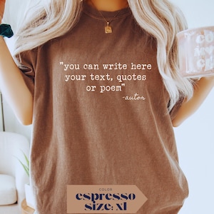 K&ouml;nnte beinhalten: Eine wei&szlig;e Keramik-Tasse mit schwarzem Henkel und dem Text "But First, Coffee" in handschriftlichem Stil. Die Tasse steht auf einer wei&szlig;en Oberfl&auml;che. Die Tasse ist etwa 10 cm hoch.