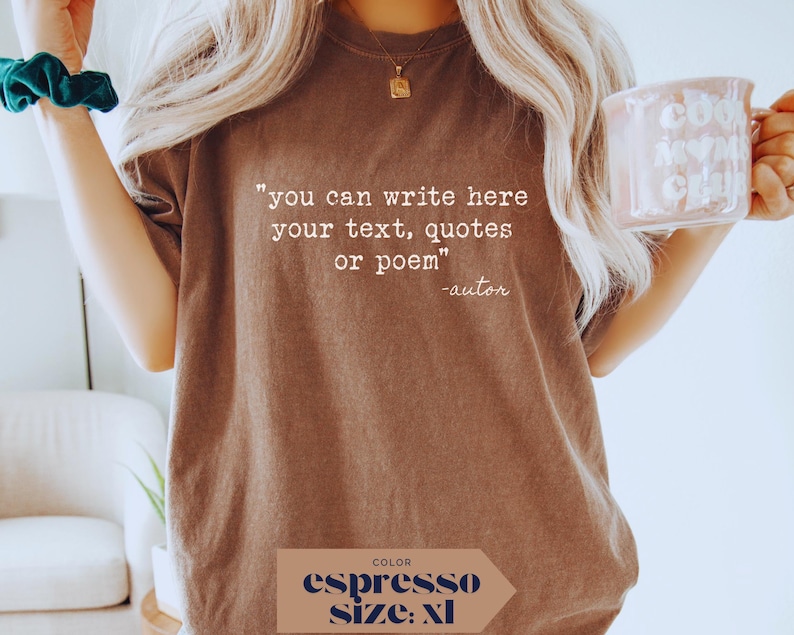 K&ouml;nnte beinhalten: Eine wei&szlig;e Keramik-Tasse mit schwarzem Henkel und dem Text "But First, Coffee" in handschriftlichem Stil. Die Tasse steht auf einer wei&szlig;en Oberfl&auml;che. Die Tasse ist etwa 10 cm hoch.