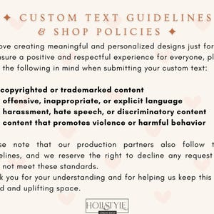 K&ouml;nnte beinhalten: Beige Grafik mit dem Text &bdquo;CUSTOM TEXT GUIDELINES & SHOP POLICIES&ldquo;. Der Text listet Richtlinien f&uuml;r die Einreichung von benutzerdefiniertem Text auf, einschlie&szlig;lich keine urheberrechtlich gesch&uuml;tzten Inhalte, anst&ouml;&szlig;ige Sprache oder sch&auml;dliches Verhalten.