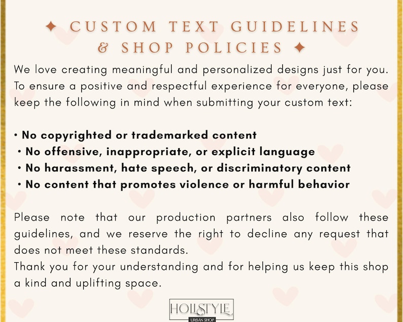 K&ouml;nnte beinhalten: Beige Grafik mit dem Text &bdquo;CUSTOM TEXT GUIDELINES & SHOP POLICIES&ldquo;. Der Text listet Richtlinien f&uuml;r die Einreichung von benutzerdefiniertem Text auf, einschlie&szlig;lich keine urheberrechtlich gesch&uuml;tzten Inhalte, anst&ouml;&szlig;ige Sprache oder sch&auml;dliches Verhalten.