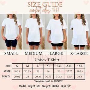 Op de afbeelding: Een maattabel voor een unisex T-shirt, met modellen die witte T-shirts in verschillende maten dragen. De gids bevat afmetingen in inches voor breedte en lengte, van maat S tot 4XL. Het model is 175 cm lang, weegt 63,5 kg en heeft heupen van 96,5 cm.