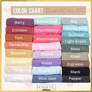 Op de afbeelding: Een kleurenkaart toont een verscheidenheid aan stoffen kleuren, waaronder Berry, Crimson en Island Reef. De kaart bevat de tekst "COLOR CHART Comfort Color 1717" en de merknaam "HOLLSTYLE URBAN SHOP".