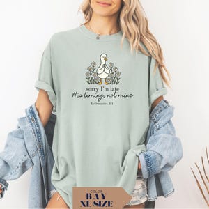 Funny Goose T-Shirt: Sorry I'm Late, Christian Humor Comfort Colors Tee afbeelding 3