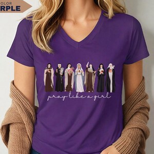 Catholic Saint Pray Like a Girl T-Shirt: Women's V-Neck Christian Tee afbeelding 5